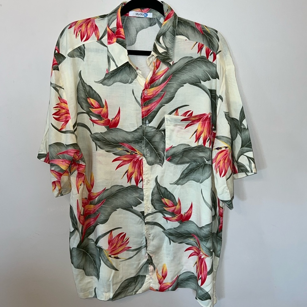 Men’s Hawaiian button down shirt.
